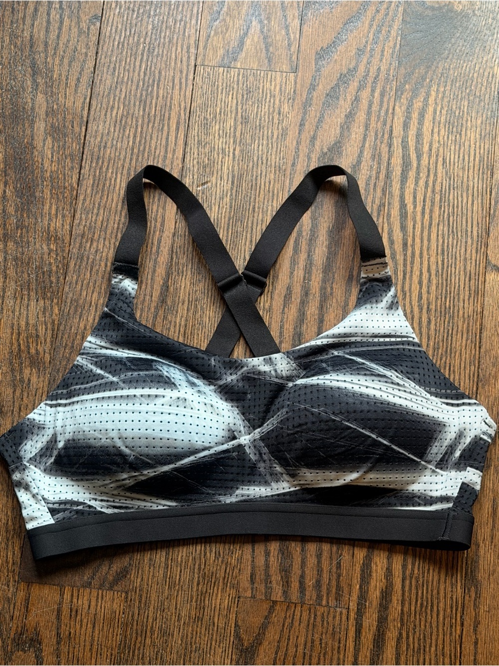 Victoria Sport 36-B Black & White Patterned Crisscross Sports Bra -